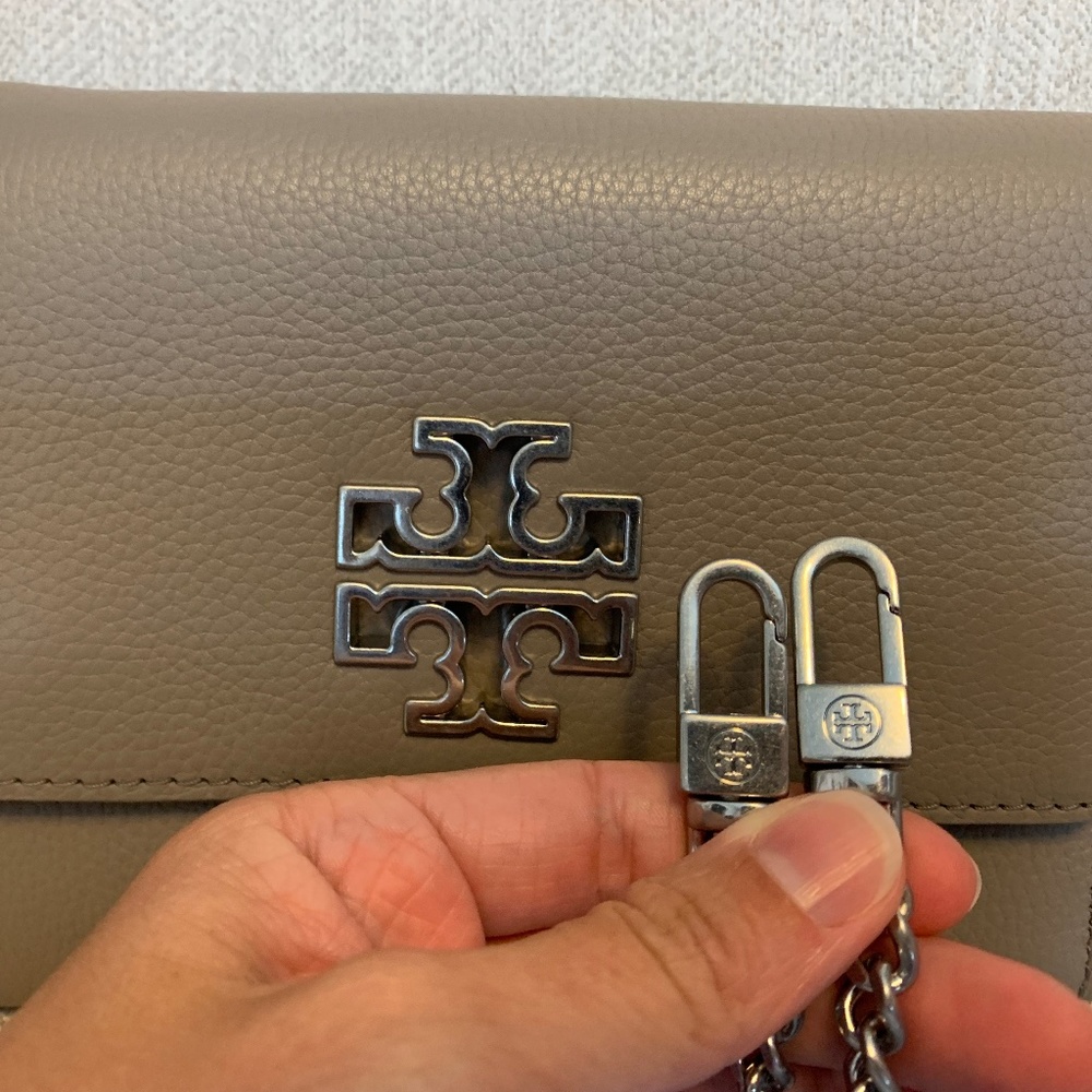 Tory Burch Britten Chain Wallet - Picture 10 of 16
